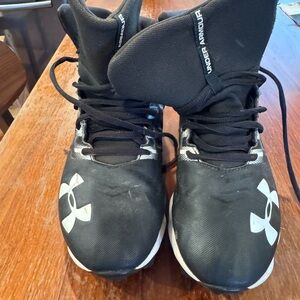 Under Armour Kids Black Shoes 5.5 Football high top Cleats